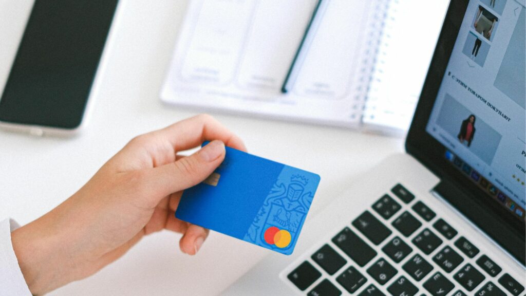 Românii se înghesuie pe e-shopi pentru livrare gratuită: 4 din 10 adaugă produse în plus