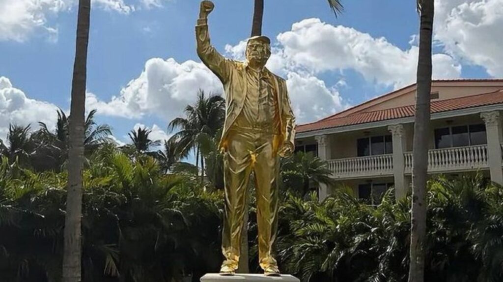 Statuie aurită de 7 metri a lui Donald Trump, dezvelită într-o locație surprinzătoare