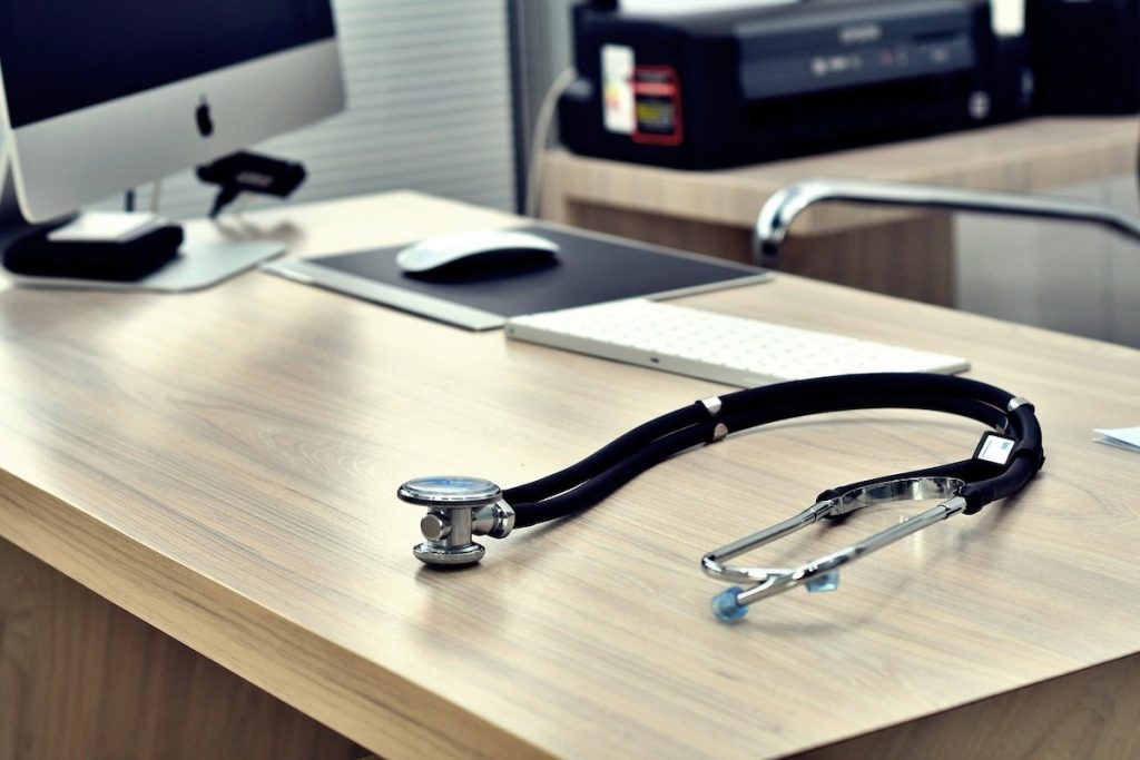 Camera Deputaților adoptă excepțiile de la plata primei zile de concediu medical