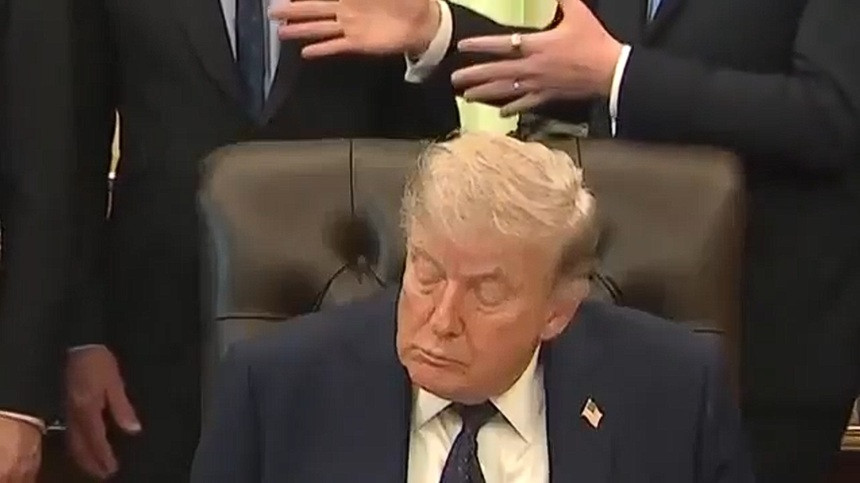 Donald Trump adoarme în timpul unei conferințe de presă la Casa Albă