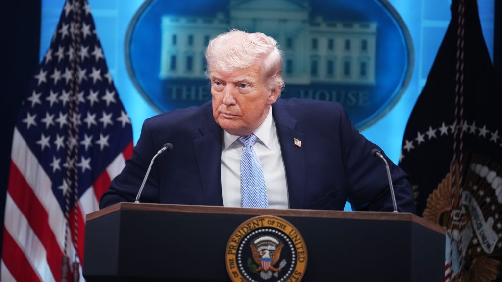 SUA și Iran se confruntă: Trump ordonă distrugerea navelor suspecte
