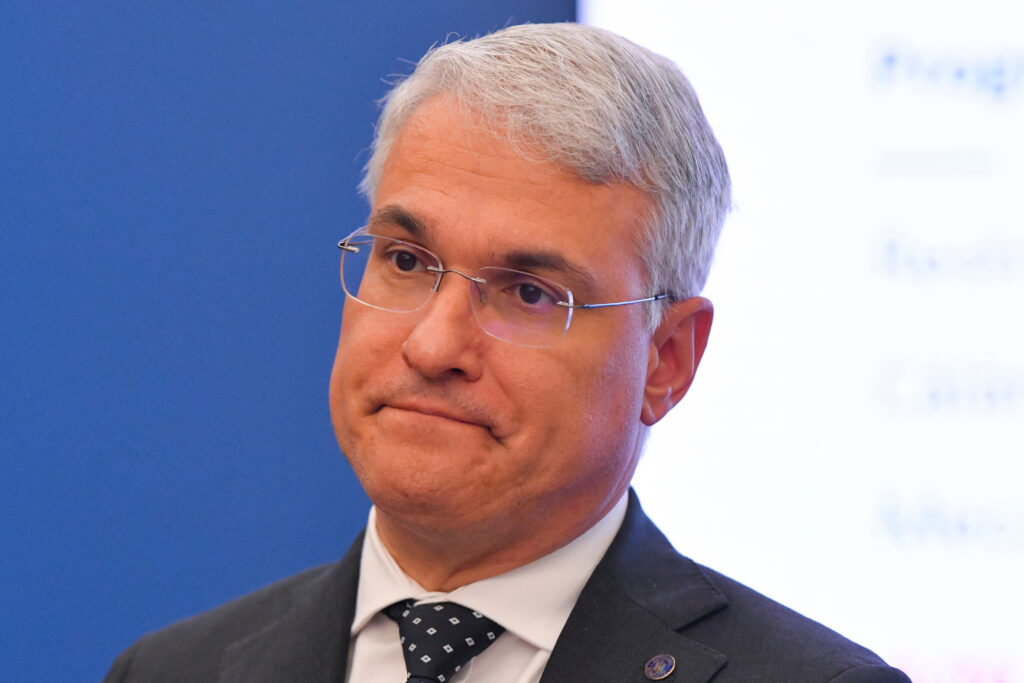 Pîslaru: Se corectează anomalia interdicției cumulului pensie-salariu
