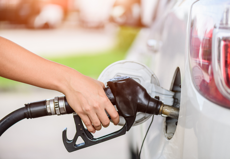 Prețul benzinei sub un nou prag la o rețea de pompe, surpriză dimineață