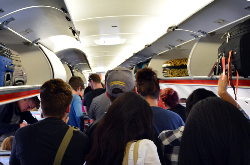 Român provoacă scandal într-un avion Madrid-Craiova, așteptat de poliție pe pistă