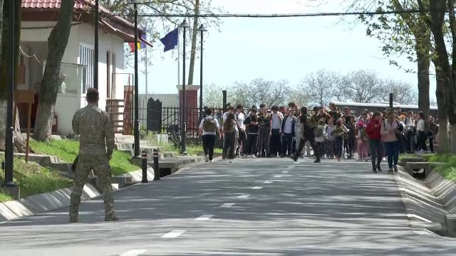 Elevii din Iași se transformă în militari „Lupii Negri” de Ziua Forțelor Terestre