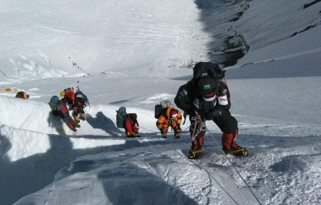 Bloc de gheață instabil: sute de alpiniști blocați pe Everest