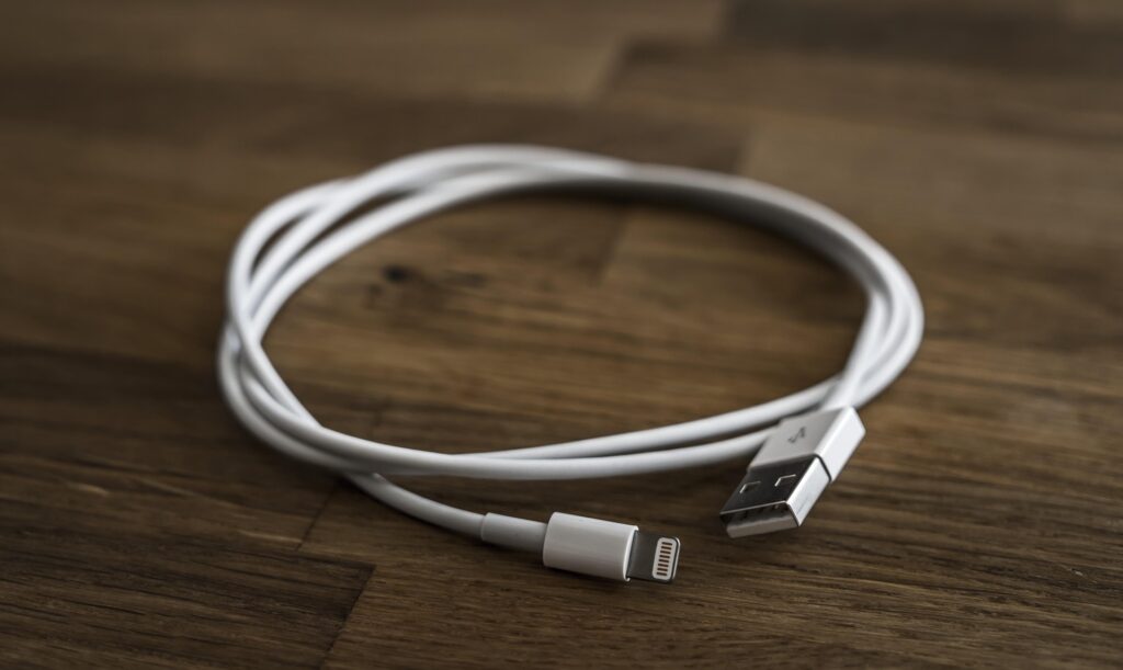 De ce se rup cablurile de încărcare? Expert: „O morgă pentru electronice