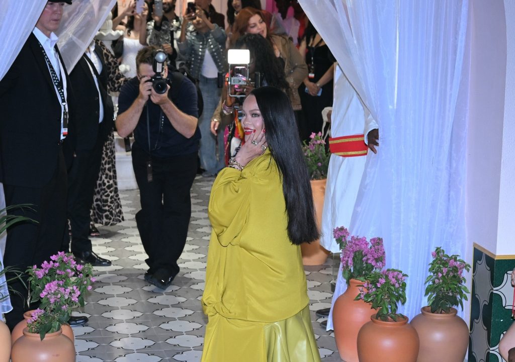 Rihanna strălucește în India: apariție senzațională la un eveniment de lux!