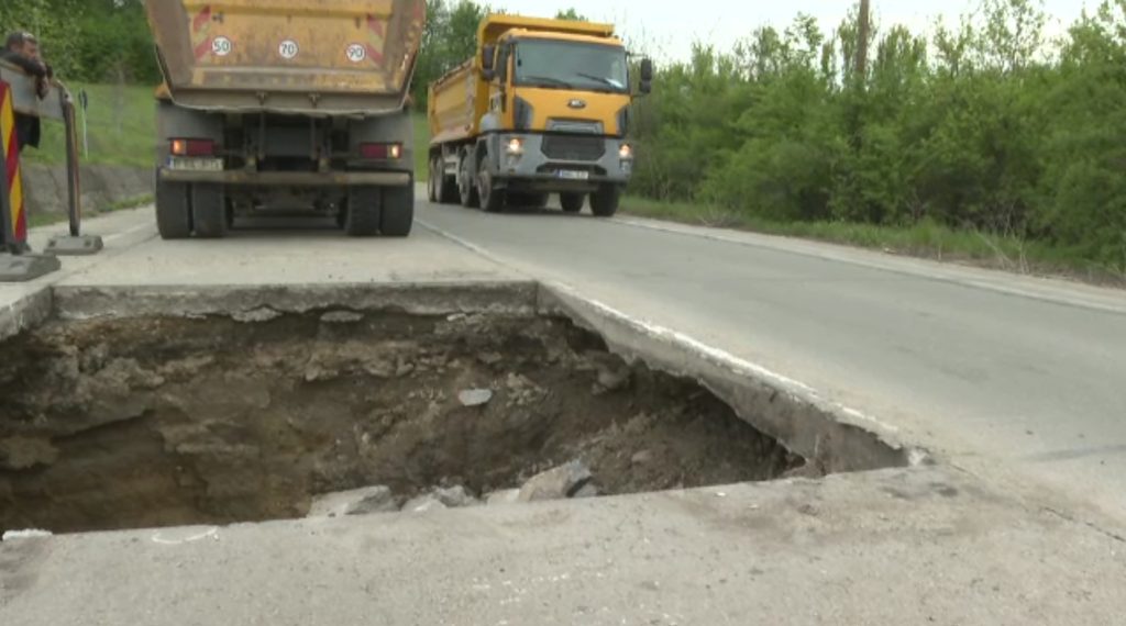 Groapă uriașă pe șosea în Gorj, localnicii avertizează: „Este foarte periculoasă