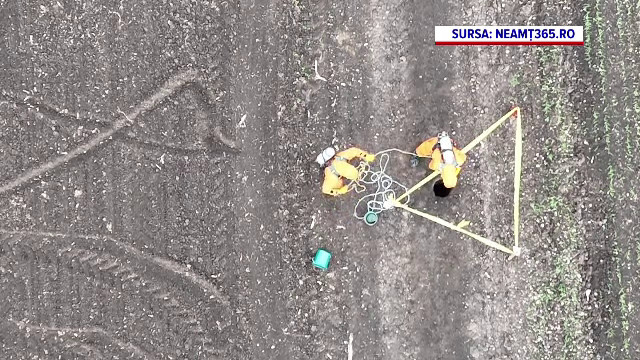 Misteriosul crater din Neamț, sursă de miros înțepător, îngrijorează autoritățile.