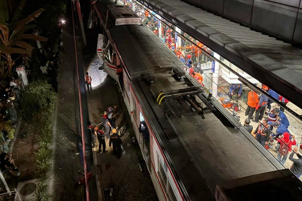 Accident feroviar în Indonezia: Trei persoane, blocate într-un vagon avariat