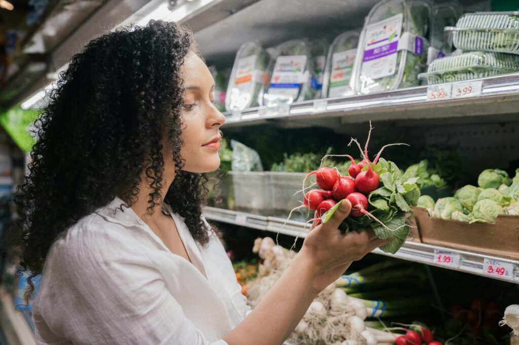 Românii se luptă să economisească la cumpărăturile alimentare
