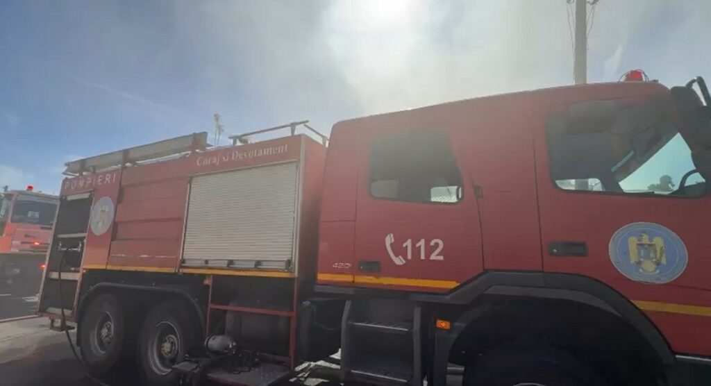 Incendiu puternic în Sectorul 5: două case în flacări