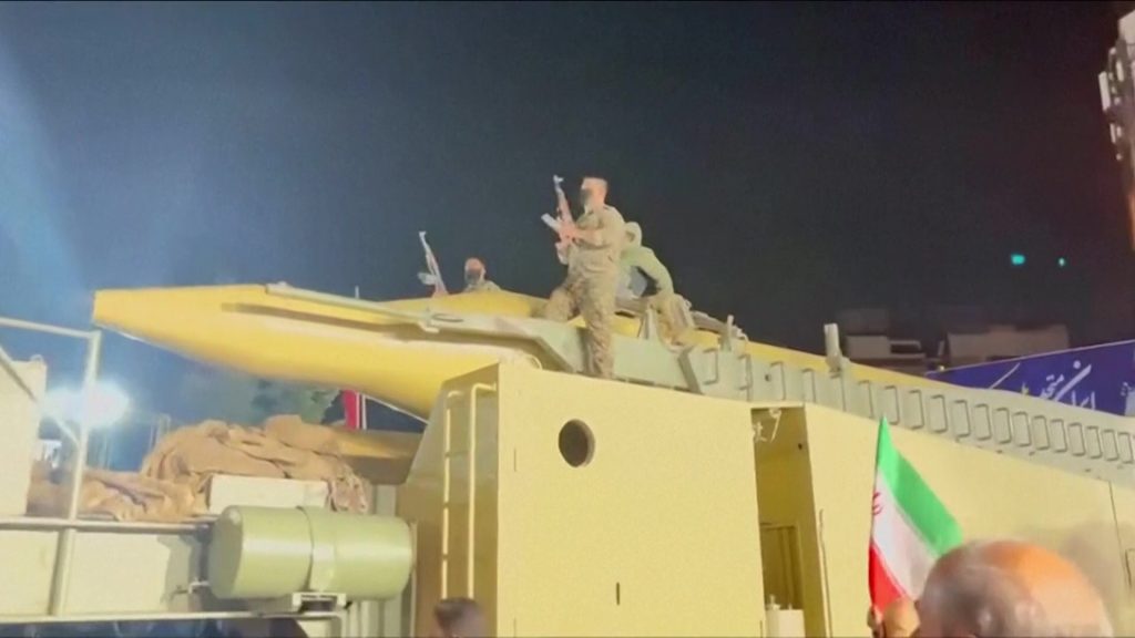 Garda Revoluționară din Iran se filmează călare pe o rachetă balistică