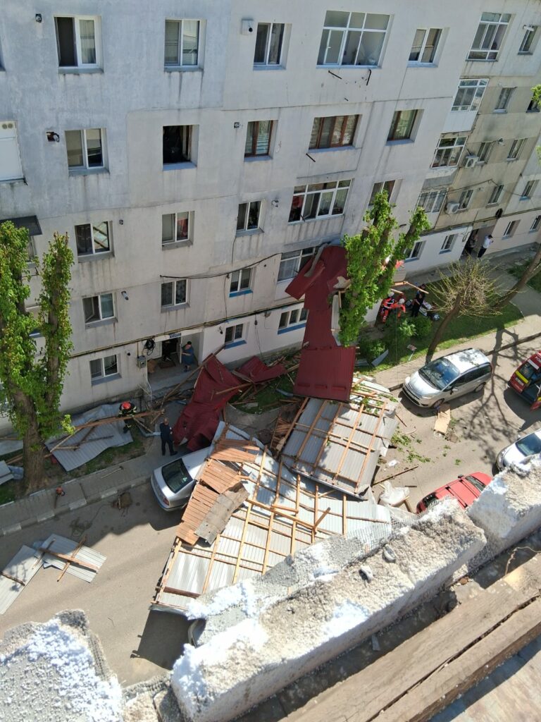 Vânt puternic în Moldova: doi oameni loviți de copaci și acoperișuri