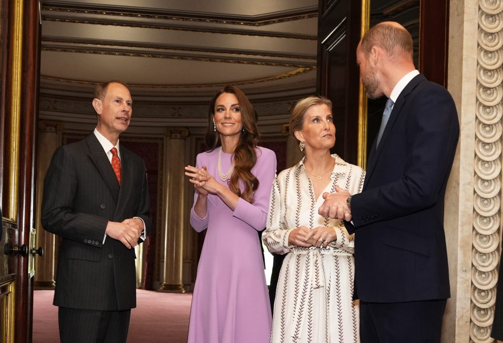 Kate Middleton, colier emoționant la omagiul Reginei Elisabeta.