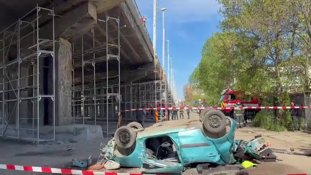 Tragedie la Iași: șoferiță moartă după ce a acroșat un TIR și a căzut de pe pod
