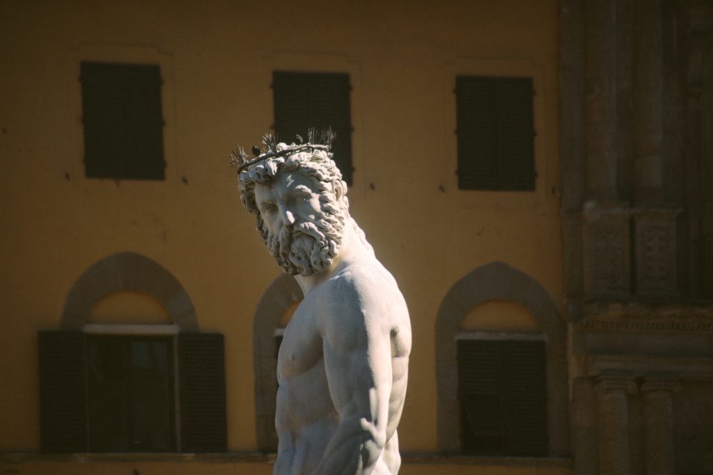 Turistă provoacă pagubă de mii de euro după ce se urcă pe statuie în Florența