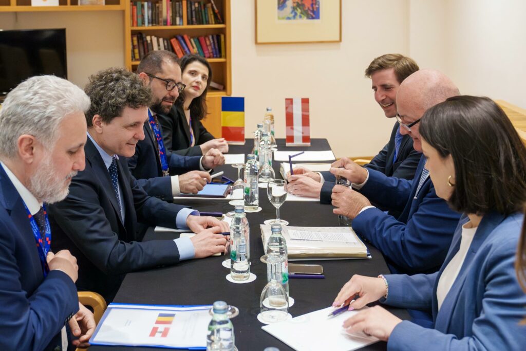 Nicușor Dan discută cu cancelarul Austriei la Summitul Inițiativei celor Trei Mări