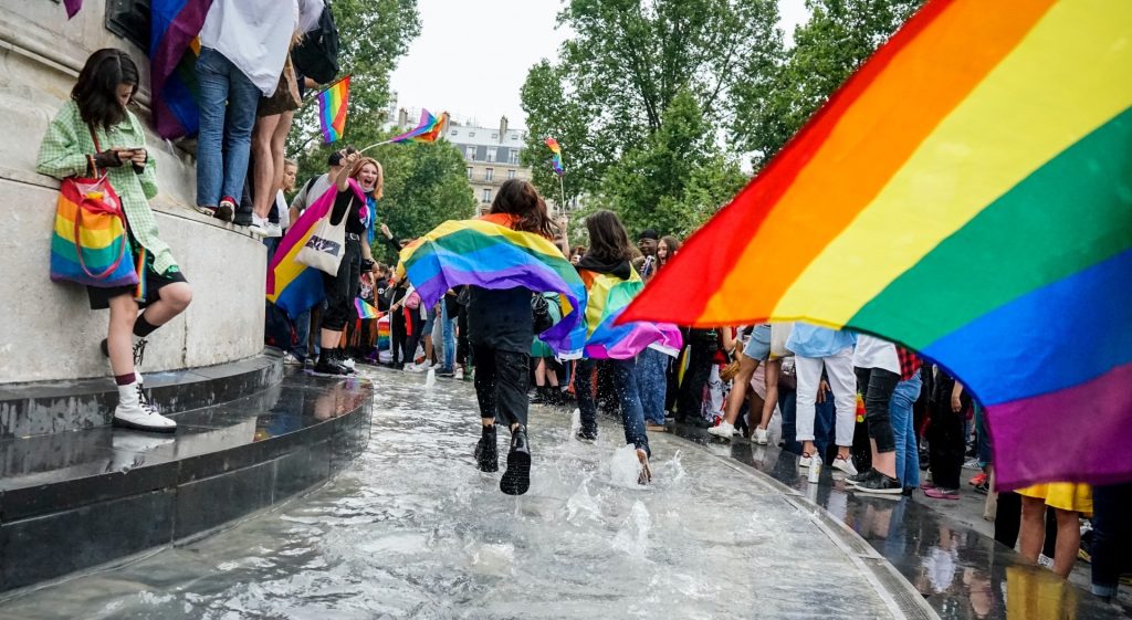 UE cere Ungariei să anuleze legea care restricționează accesul minorilor la conținut LGBTQ