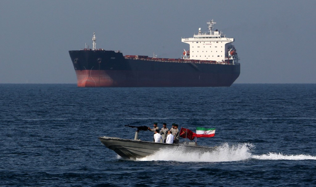 Iranul atacă a treia navă în Ormuz; vasul suferă avarii