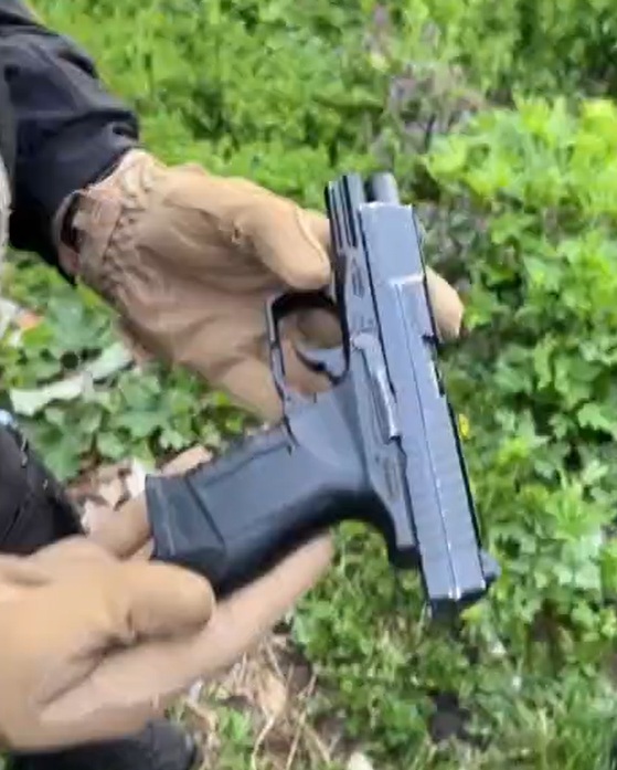 Botoșani: Percheziții după amenințări cu pistol pe internet