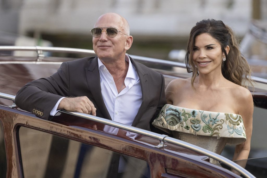 „Diavolul se îmbracă de la Prada 2”, ironii la adresa lui Jeff și Lauren Bezos la Gala Met
