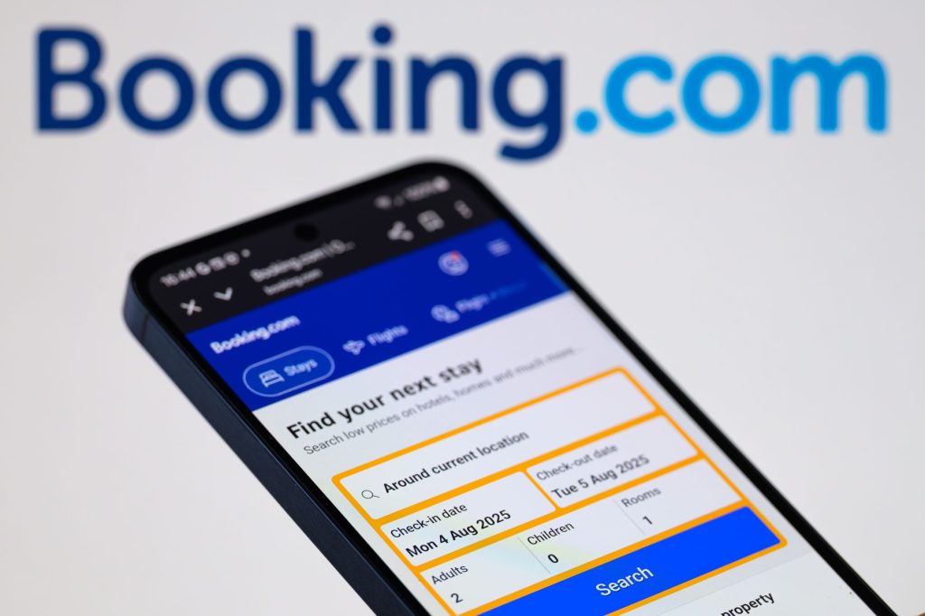 Booking.com sub lupa autorităților italiene: clienții, forțați să aleagă cazări mai scumpe