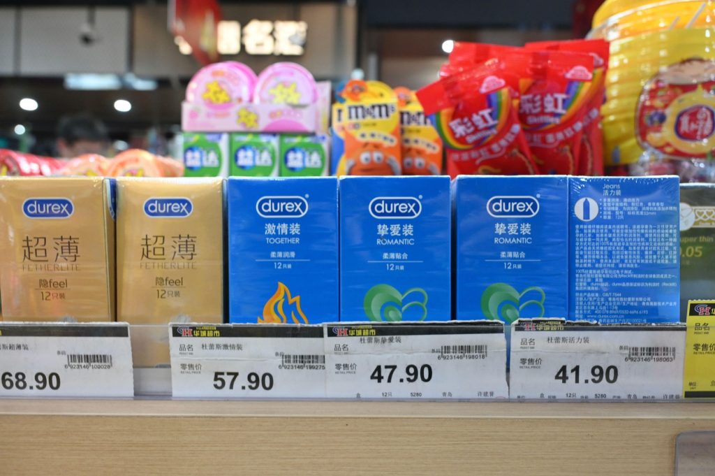 Tinerii din China se pregătesc pentru viitor cumpărând prezervative în masă