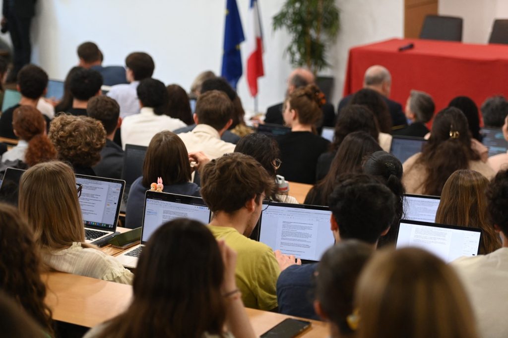 Franța înăsprește regulile pentru studenții străini și majorează taxele de școlarizare