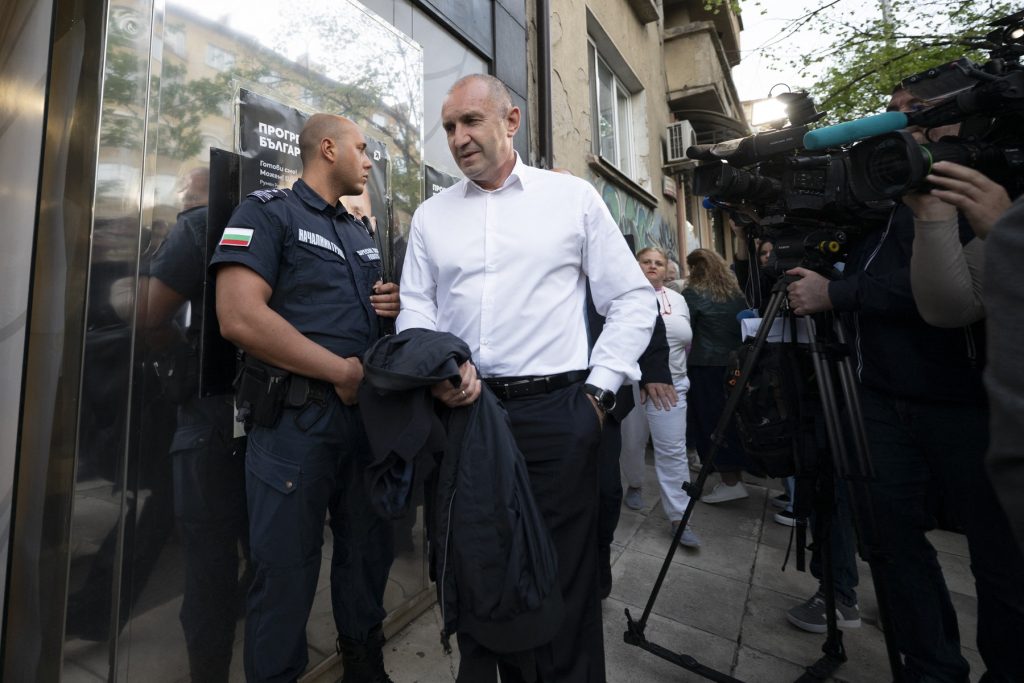 Coaliția lui Rumen Radev conduce în exit-polluri, devansând puternic pe Boiko Borisov