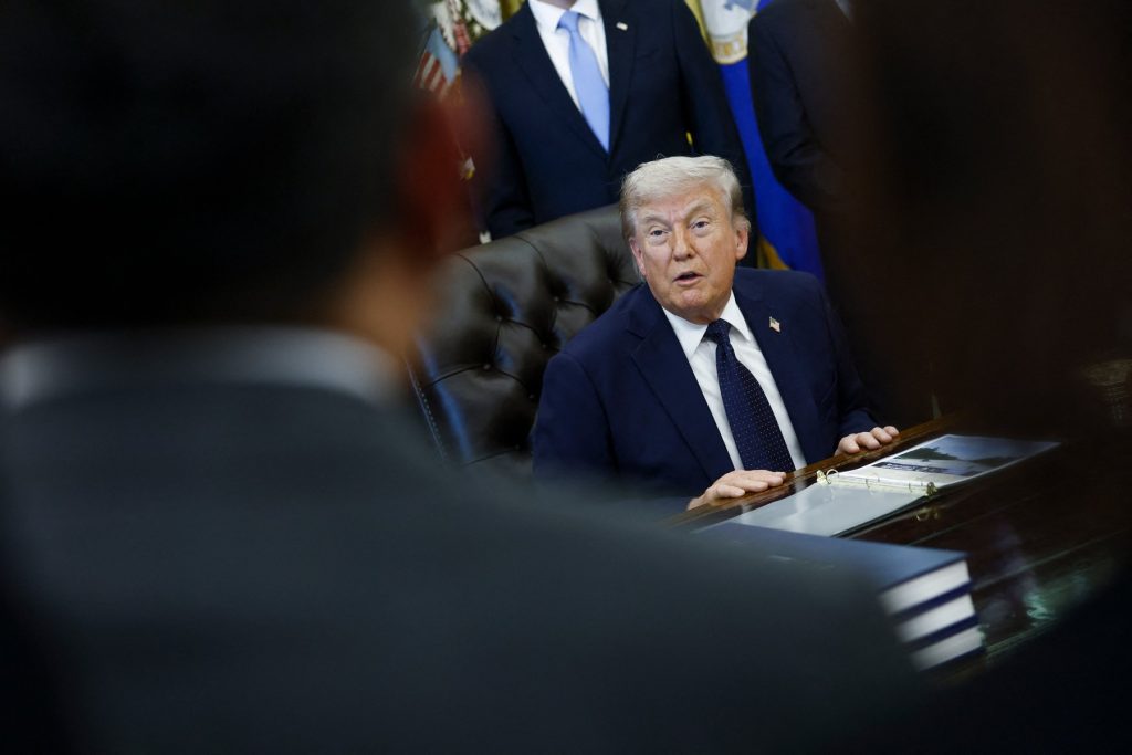 Trump se laudă că închide strâmtoarea Ormuz, dar recunoaște că SUA nu știu cine conduce Iranul
