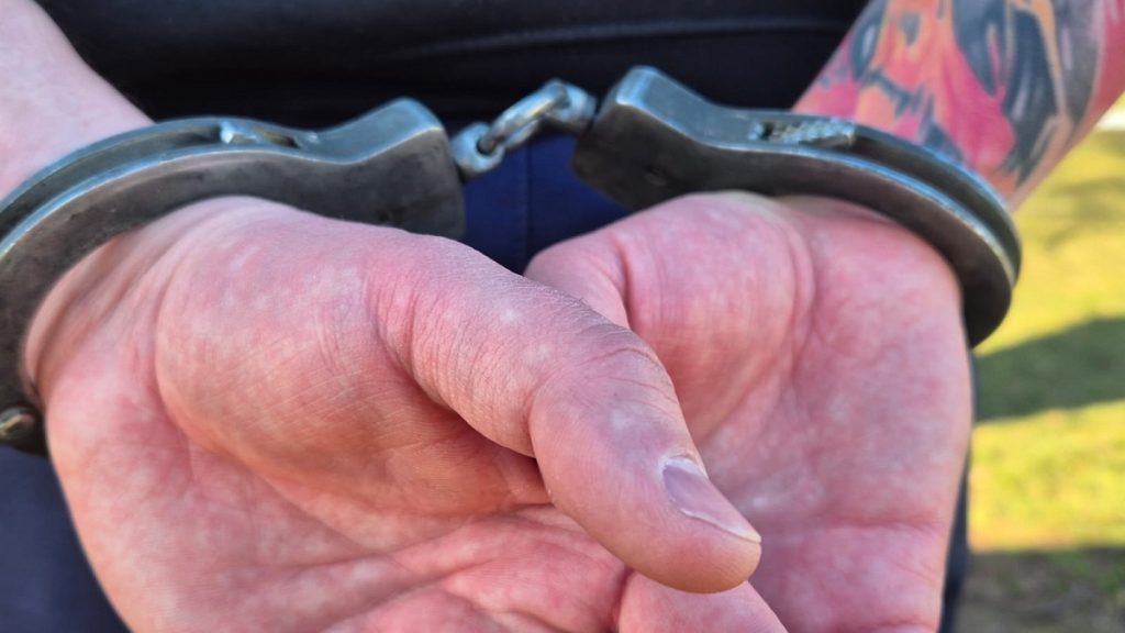 Tânăr în cătușe după ce a amenințat polițiștii în Târgoviște