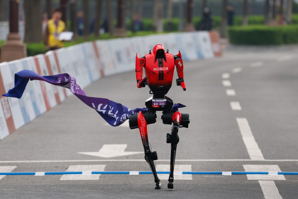 Robotul umanoid bate recordul la semimaraton la Beijing!