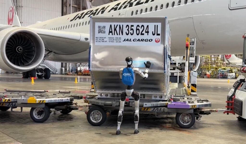 Japonia folosește roboți umanoizi pentru manipularea bagajelor, criza de personal escaladând