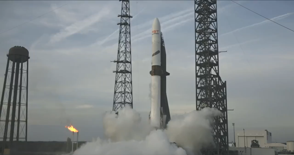 Blue Origin reușește prima aterizare a motorului New Glenn refolosit, crește miza în fața SpaceX