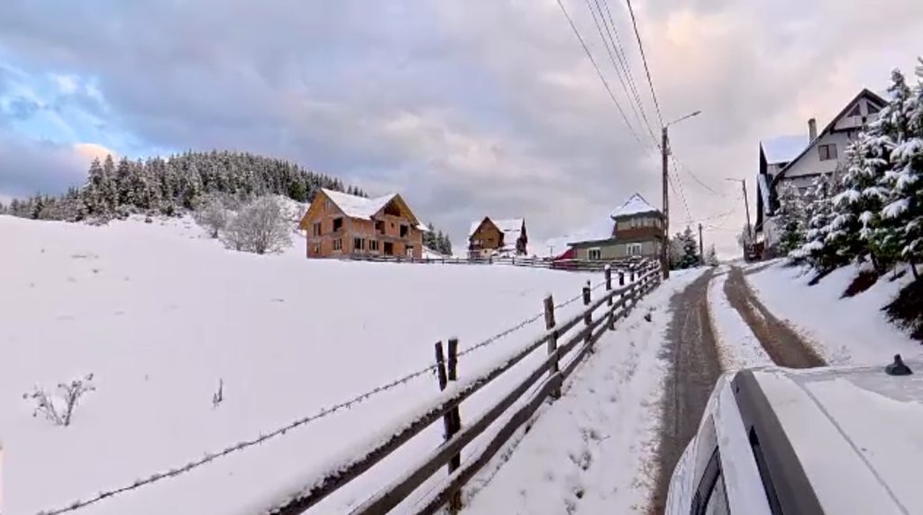 Iarna lovește primăvara: ninsori și zăpadă în Brașov, Prahova și Harghita