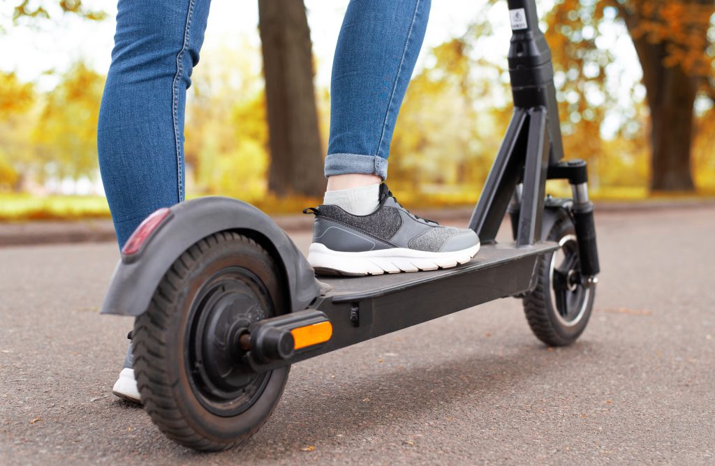 Femeie moartă în București după ce a căzut de pe trotinetă electrică