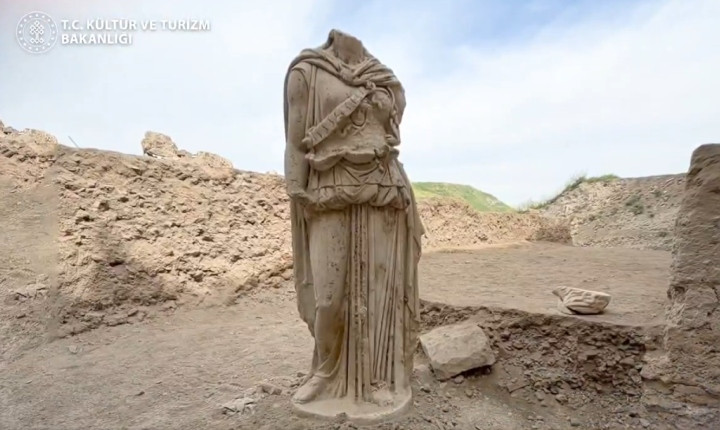 Turcia: Arheologii descoperă o statuie de 2 metri a zeiței Atena