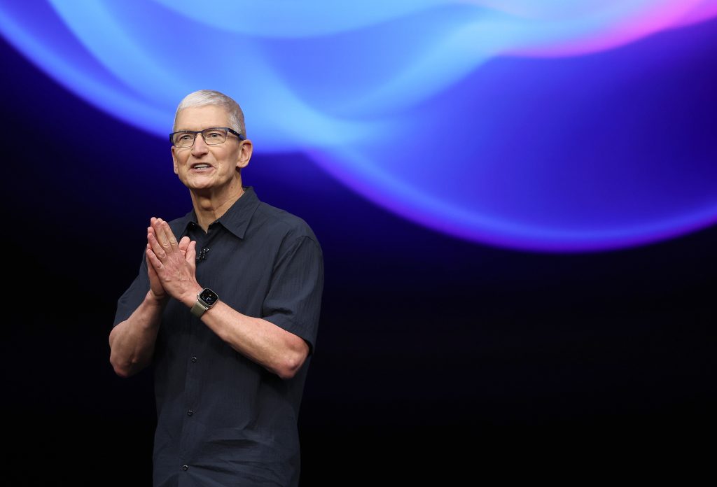 Tim Cook se retrage de la Apple după 15 ani la conducere
