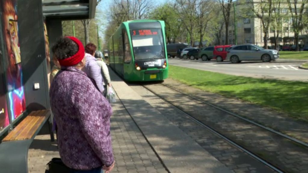 România: tot mai multe orașe oferă transport public gratuit sau ieftin pe fondul crizei energetice
