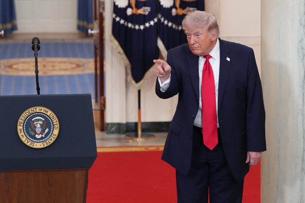 Trump postează o imagine șocantă cu el înarmat și scene de explozii