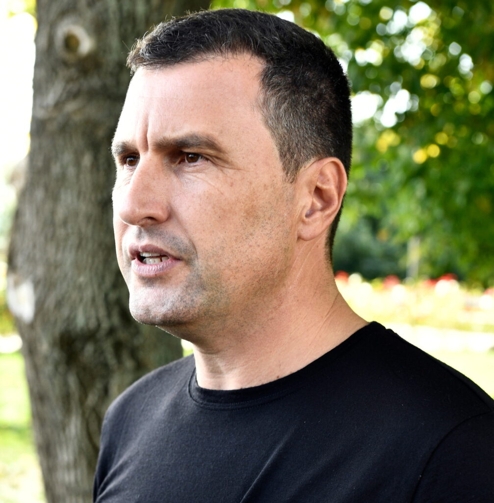 Tánczos Barna: Prețurile carburanților stabilizate, dar criza politică lovește PNRR