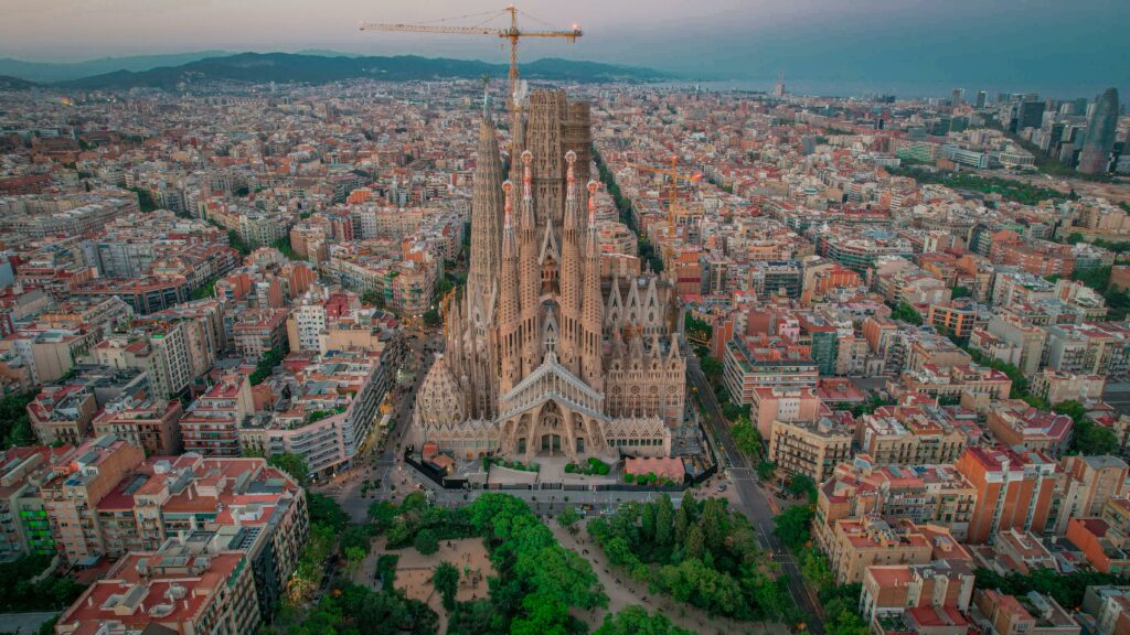 Barcelona, orașul visat: 450 de persoane luptă pentru un apartament de închiriat.