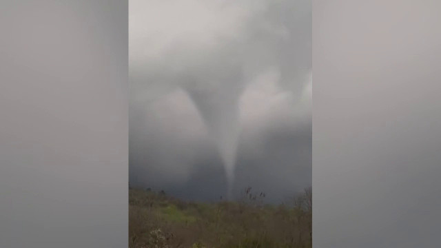 Mureș: Fenomen asemănător tornadei surprins într-o localitate, spun meteorologii
