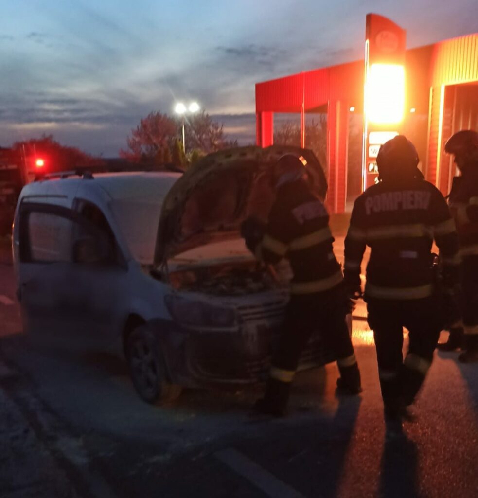 Mașina cu copil bolnav, mistuită de flăcări pe drum spre spital la Botoșani