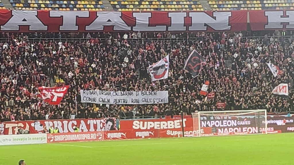 Ultrașii lui Dinamo întorc pagina întunericului: noi bannere rasiste la meciul cu Rapid