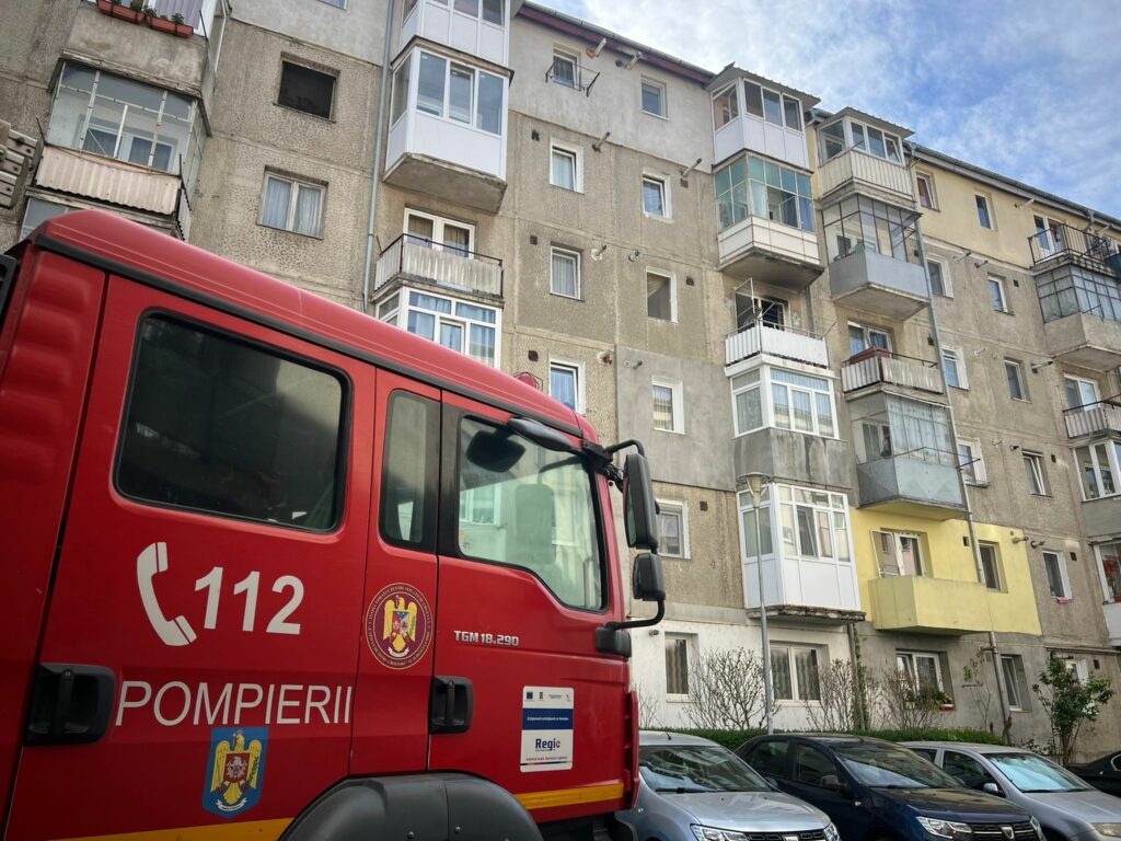 Incendiu devastator în Sibiu: un mort și 21 de evacuați dintr-o garsonieră