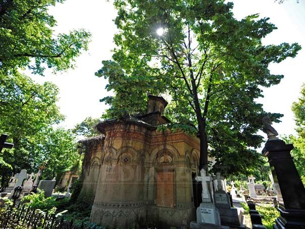Tineri reținuți după dans pe morminte la cimitirul Bellu