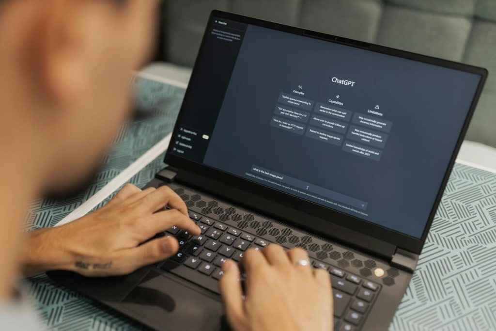 Inteligența artificială, văzută utilă de jumătate dintre angajați, dar și temută